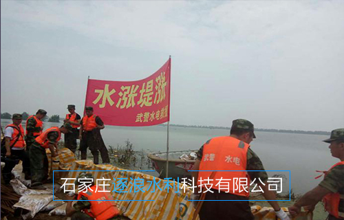 河北沿海地區(qū)，現(xiàn)場為堵水墻建設(shè)工作進(jìn)行中
