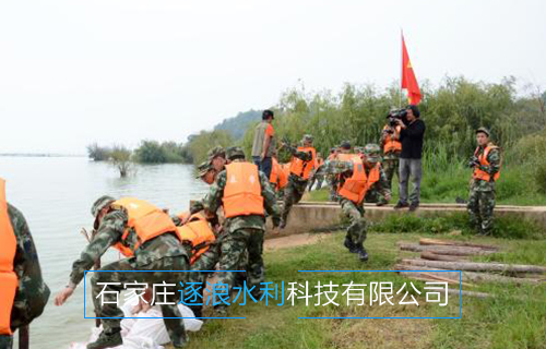 河南黃河沿岸地帶，利用防汛沙袋進(jìn)行擋水工作